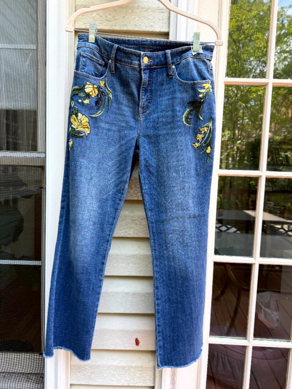Chico’s Floral Embroidered So Slimming Girlfriend Kick Flare Jeans Sz 0 /US Sz 4